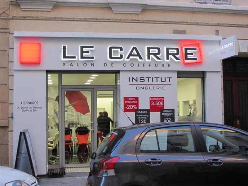 Habillage en aluminium de la façade du salon de coiffure LE CARRE à marseille 13005