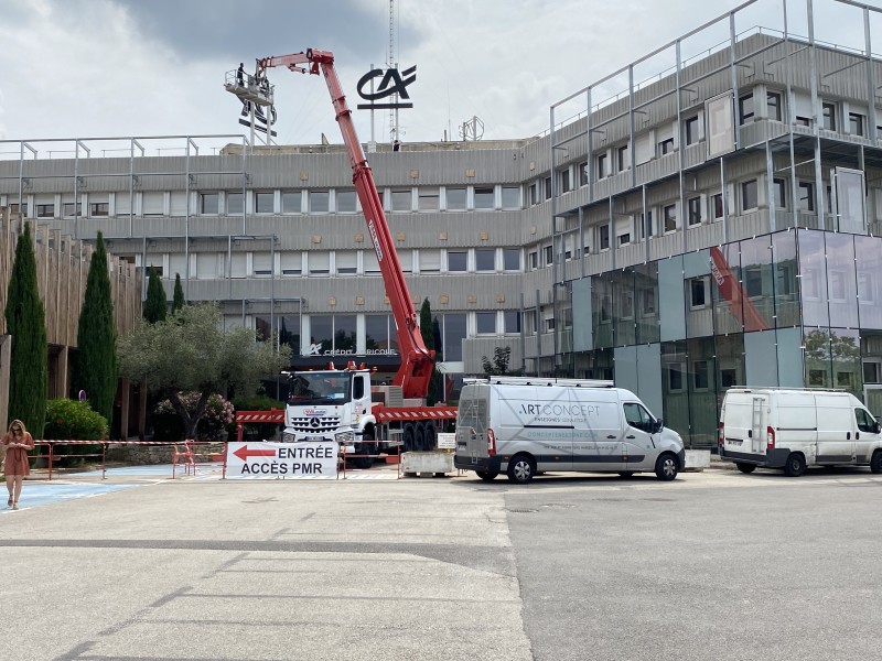 installation d’une enseigne de banque : siège du Crédit Agricole Var