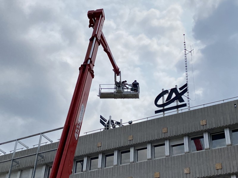 installation d’une enseigne de banque : siège du Crédit Agricole Var