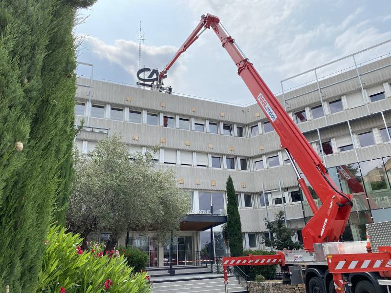 Pose d'enseigne du Crédit Agricole