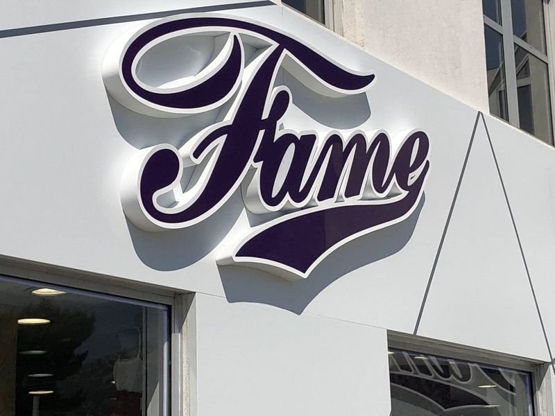 enseigne lettres boitier la valentine