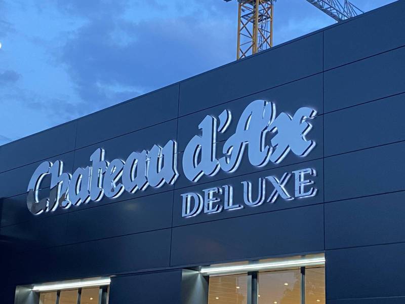 Habillage de façade en panneaux cassettes pour les magasins de Marseille : Château d'AX