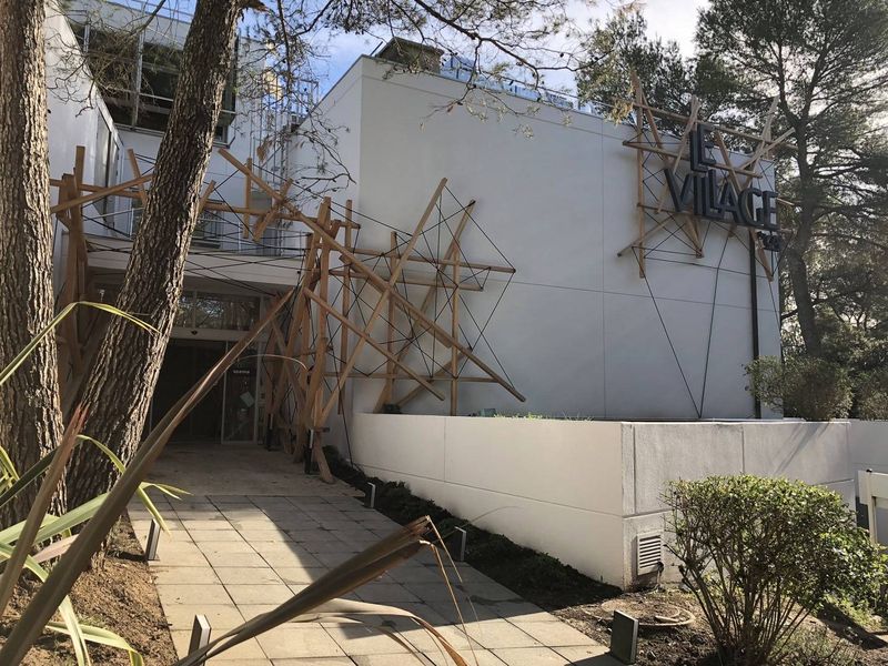 Enseigne lumineuse Le village